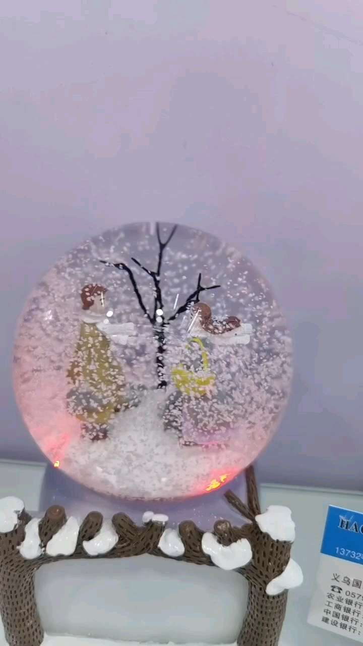 工艺品礼品玻璃树脂水晶球音乐盒飘雪的厂家直销，卡通人物情侣爱心婚礼系列产品。详情图2