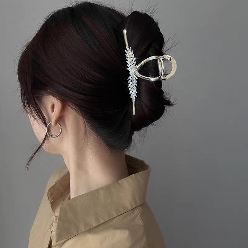 The 2025 new metal wheat ear hairpin exudes a high-end feel. It features a shark clip at the back of the female head, an elegant hair clip and a hairpin headwear Application Scenario