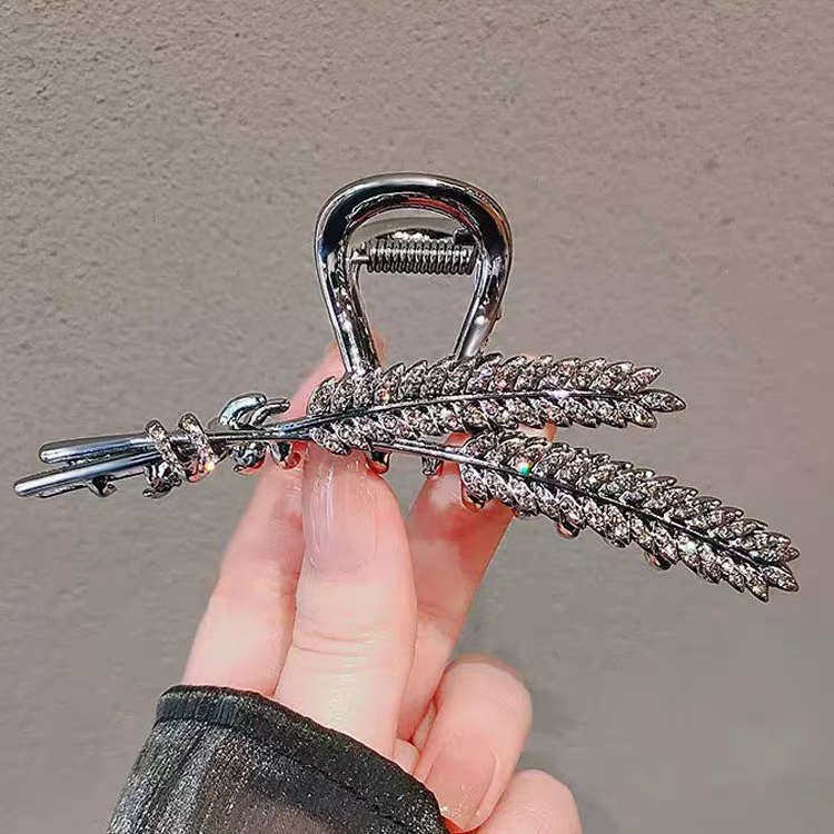 The 2025 new metal wheat ear hairpin exudes a high-end feel. It features a shark clip at the back of the female head, an elegant hair clip and a hairpin headwear Specification image