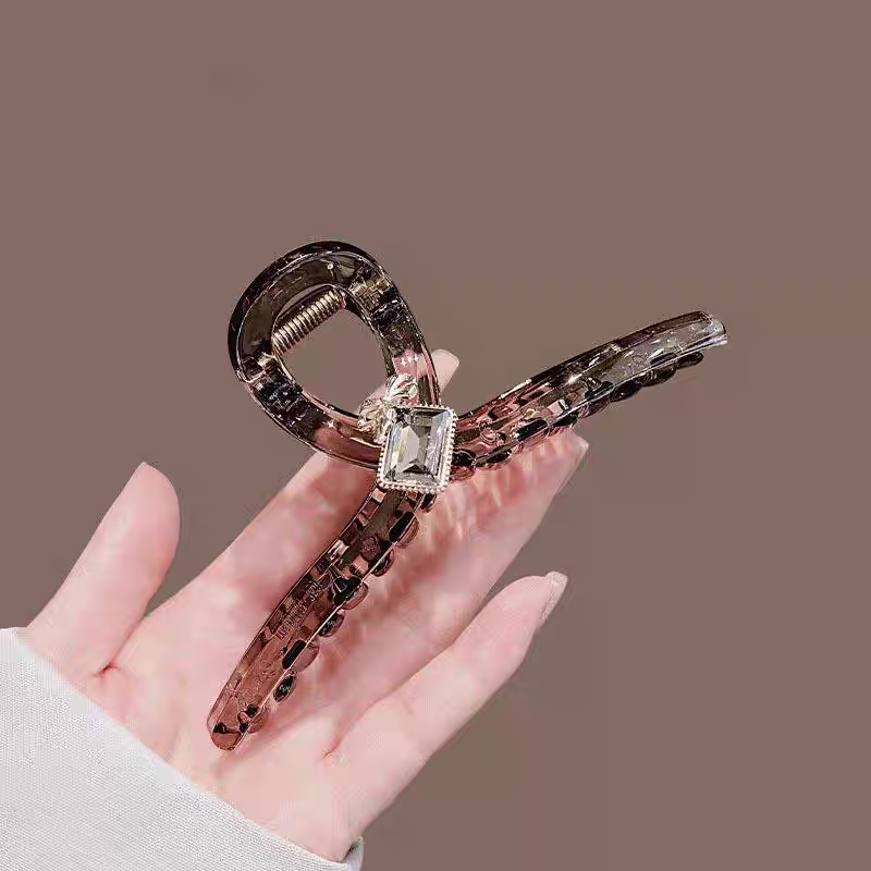 The Dongdaemun Square Crystal Sparkling Diamond back hair bun shark clip is a high-end hair accessory with a light luxury touch Specification image