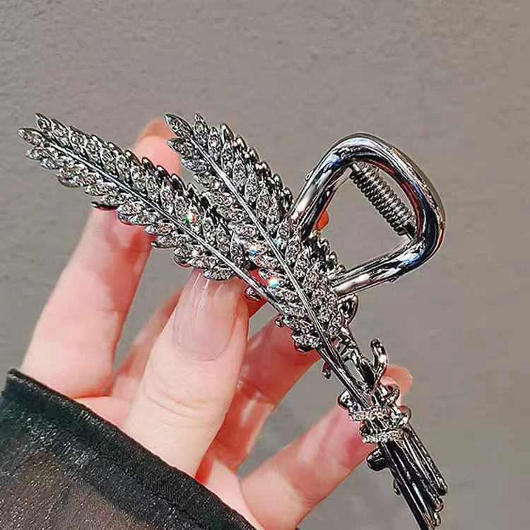 The 2025 new metal wheat ear hairpin exudes a high-end feel. It features a shark clip at the back of the female head, an elegant hair clip and a hairpin headwear detail image 6