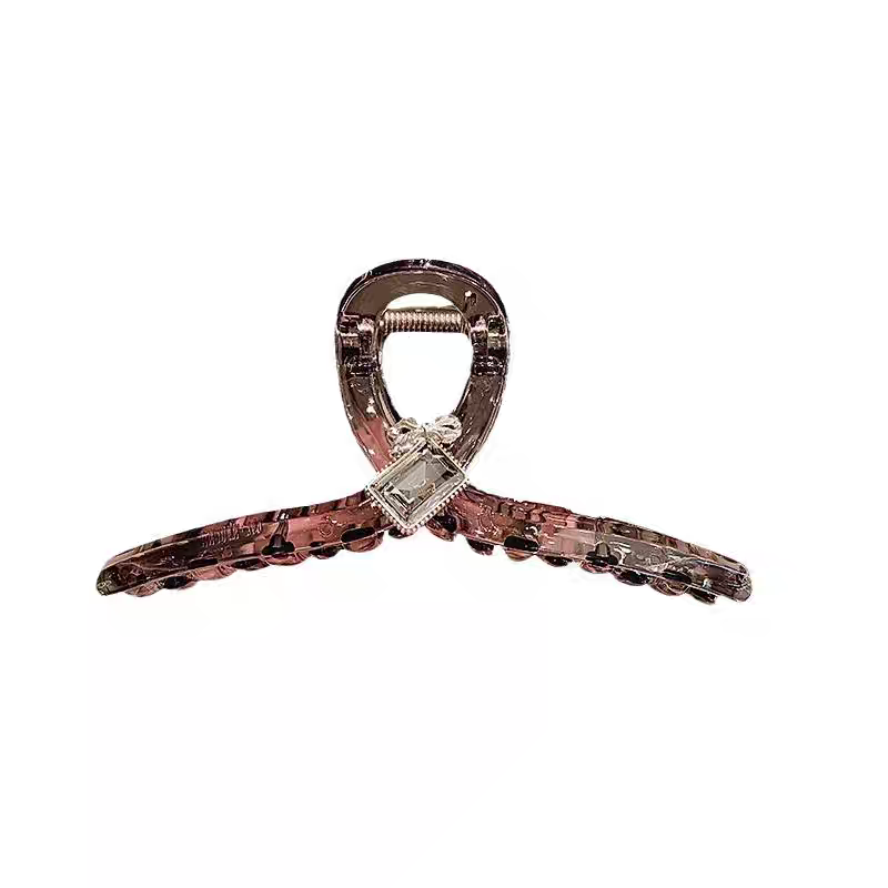 The Dongdaemun Square Crystal Sparkling Diamond back hair bun shark clip is a high-end hair accessory with a light luxury touch Item Picture
