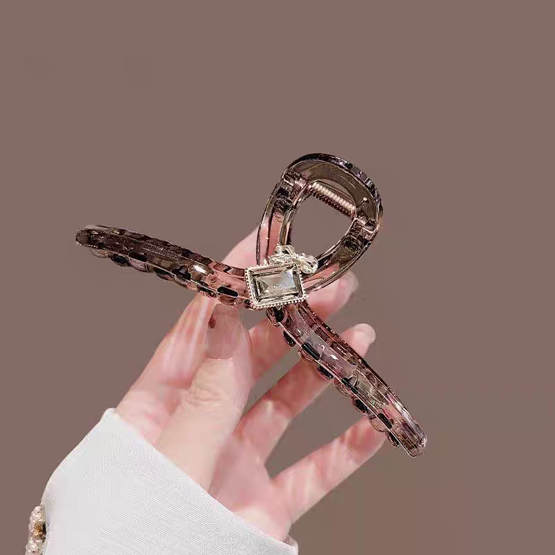 The Dongdaemun Square Crystal Sparkling Diamond back hair bun shark clip is a high-end hair accessory with a light luxury touch detail image 5