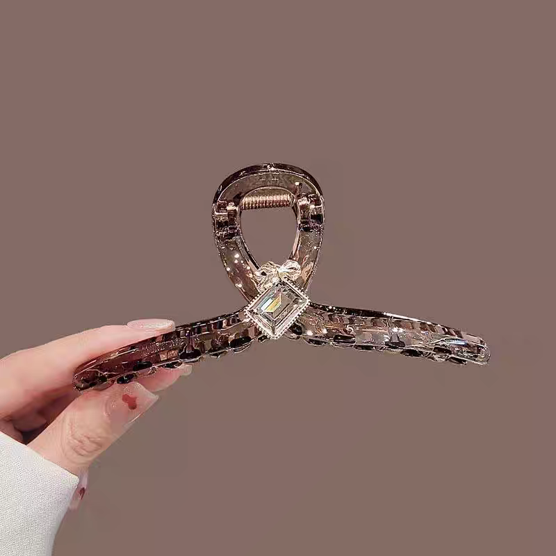The Dongdaemun Square Crystal Sparkling Diamond back hair bun shark clip is a high-end hair accessory with a light luxury touch detail image 3