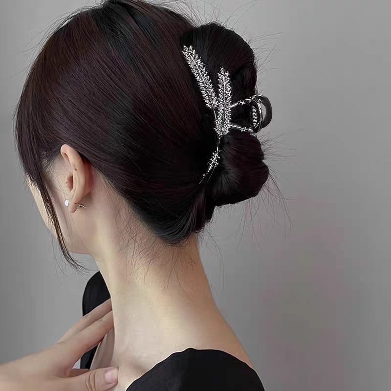 The 2025 new metal wheat ear hairpin exudes a high-end feel. It features a shark clip at the back of the female head, an elegant hair clip and a hairpin headwear detail image 2