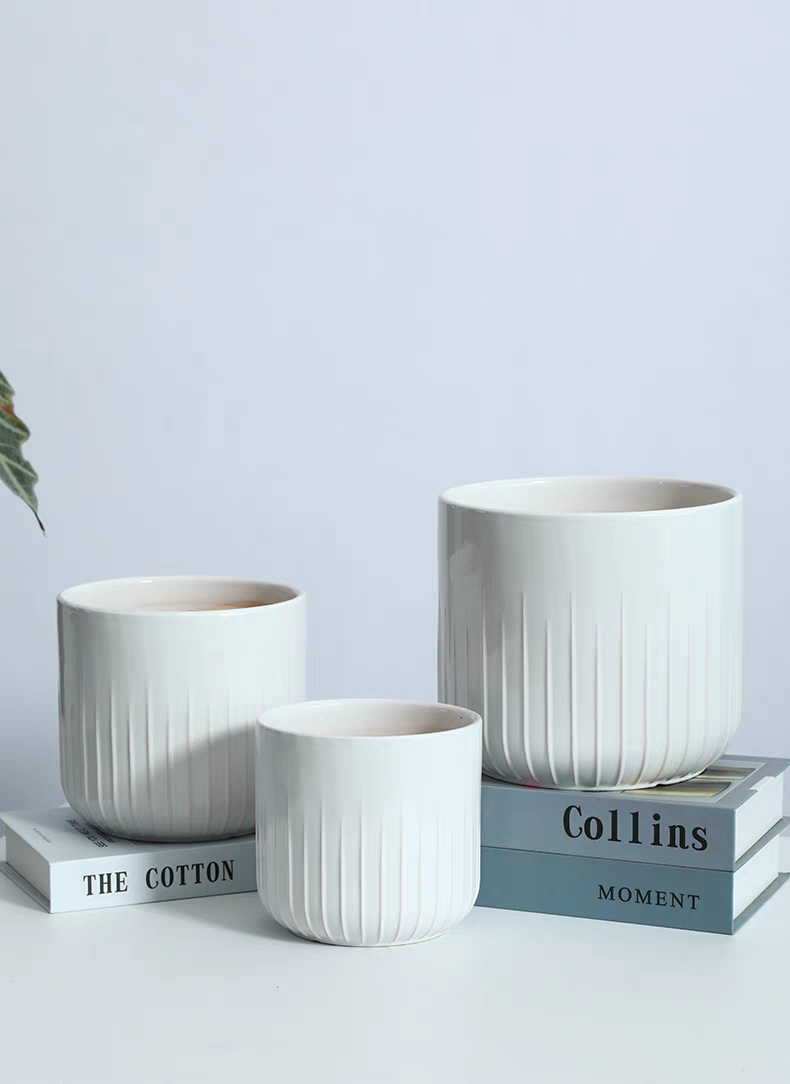 A variety of garden flower POTS, plastic and ceramic vases and containers are available for selection. Flower POTS, plastic and ceramic washbasins are suitable for home decoration details Picture