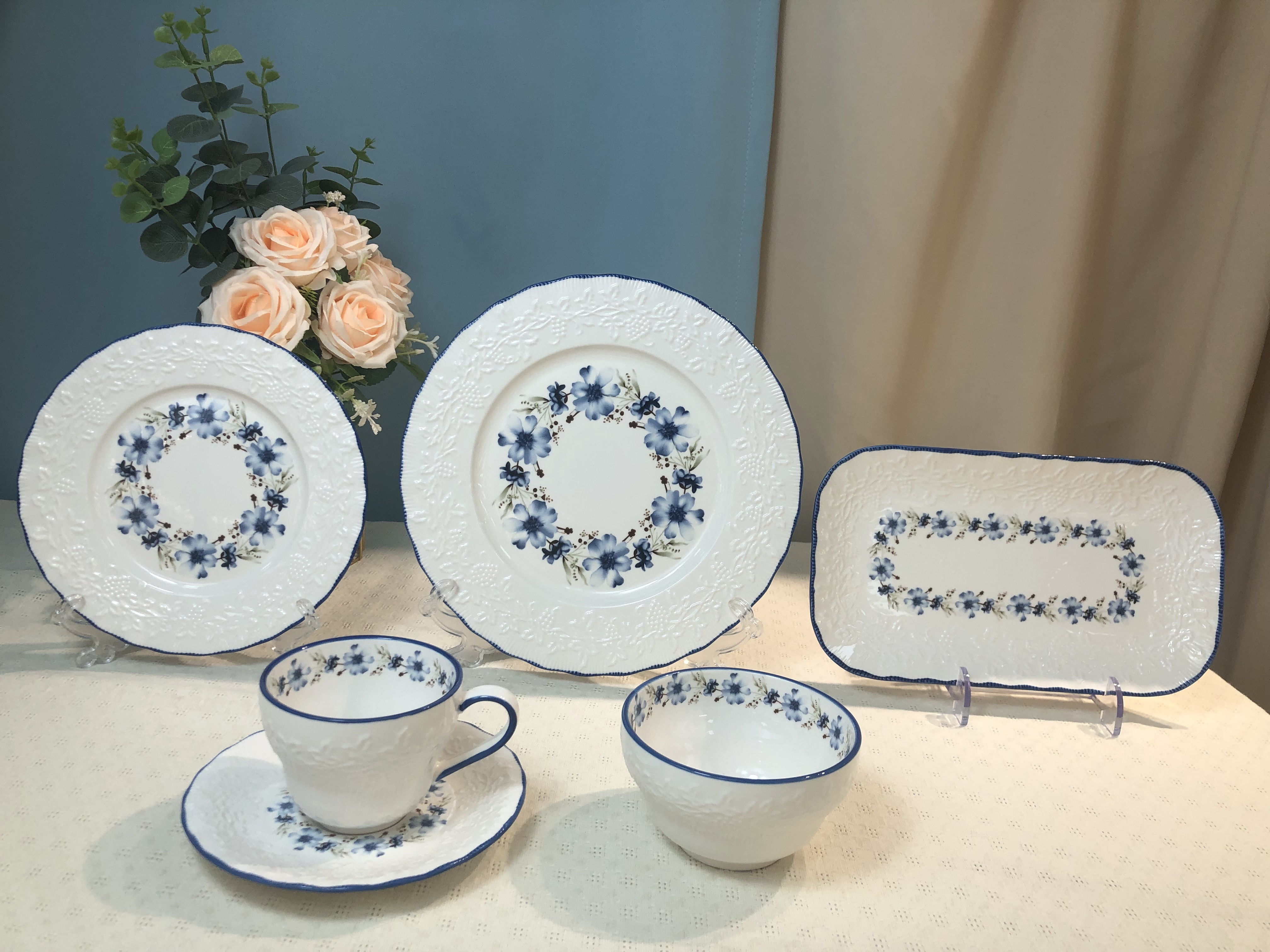 Light luxury and high appearance Water Level Manor French relief tableware set, bowls, plates, high-end tableware, housewarming and wedding gifts, modern and simple style tableware set, high-end tableware for wedding gifts, ceramic plates details Picture