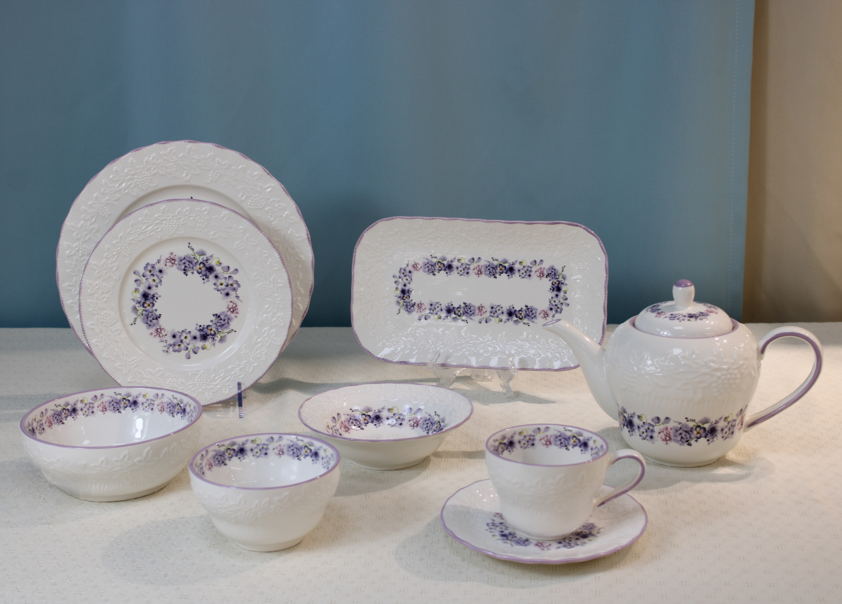 Light luxury and high appearance Water Level Manor French relief tableware set, bowls, plates, high-end tableware, housewarming and wedding gifts, modern and simple style tableware set, high-end tableware for wedding gifts, ceramic plates Application Scenario