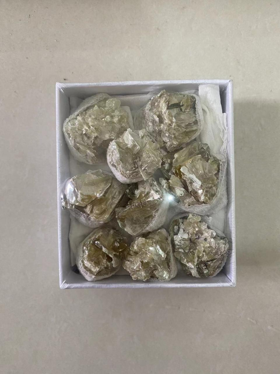 A collection of rare stones, including raw stones, crystal boxes, new wholesale crystal stones, ornaments, crystal money trees, decorative handicrafts, various crystal stones, rain flower stones, raw stones, natural pebbles, fish tanks, flower POTS, colored stones, seven-color and five-color stones Specification image