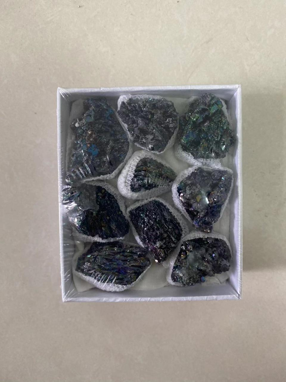 A collection of rare stones, including raw stones, crystal boxes, new wholesale crystal stones, ornaments, crystal money trees, decorative handicrafts, various crystal stones, rain flower stones, raw stones, natural pebbles, fish tanks, flower POTS, colored stones, seven-color and five-color stones Application Scenario