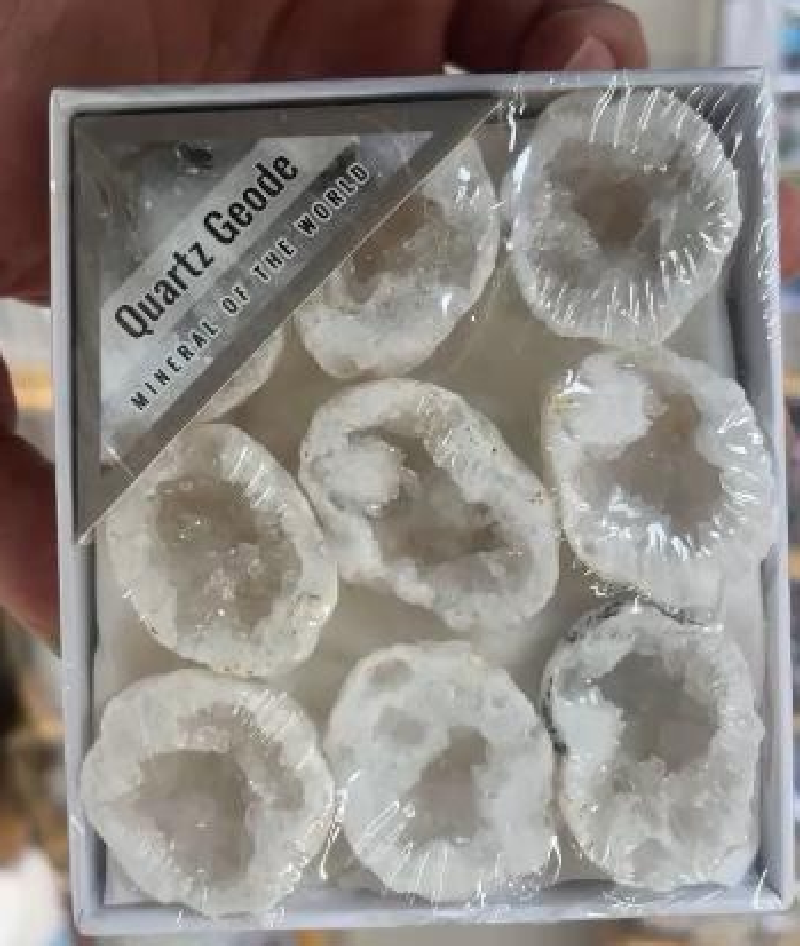 A collection of rare stones, including raw stones, crystal boxes, new wholesale crystal stones, ornaments, crystal money trees, decorative handicrafts, various crystal stones, rain flower stones, raw stones, natural pebbles, fish tanks, flower POTS, colored stones, seven-color and five-color stones Item Picture