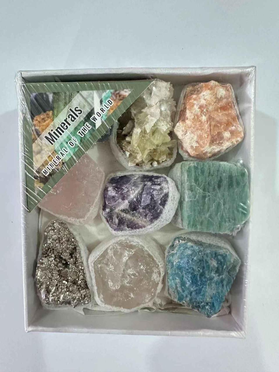 A collection of rare stones, including raw stones, crystal boxes, new wholesale crystal stones, ornaments, crystal money trees, decorative handicrafts, various crystal stones, rain flower stones, raw stones, natural pebbles, fish tanks, flower POTS, colored stones, seven-color and five-color stones details Picture