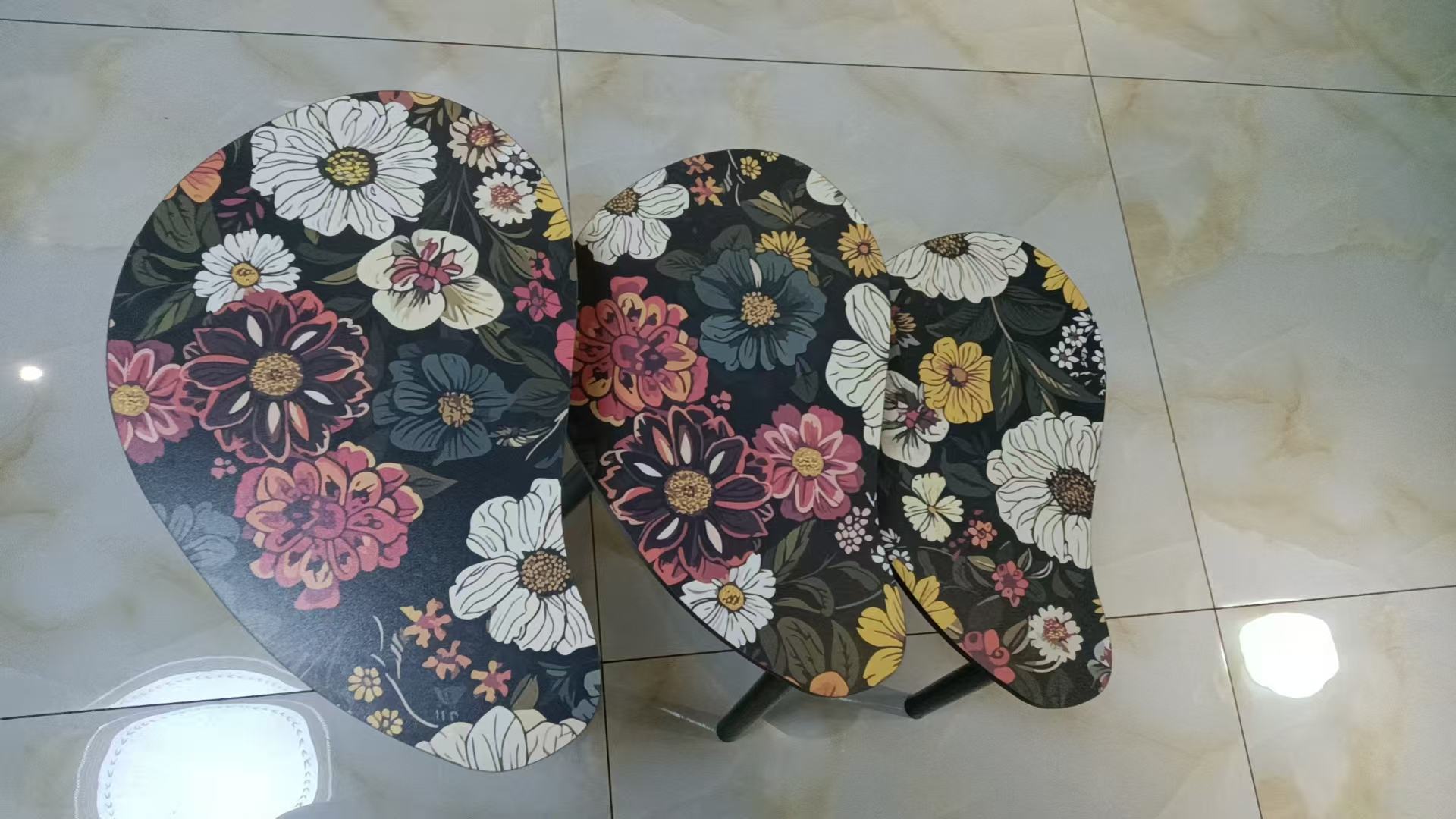 منضدة صغيرة على طاولة صغيرة على طاولة صغيرة على طاولة صغيرة بجانب طاولة صغيرة على طاولة خشبية صغيرة Item Picture