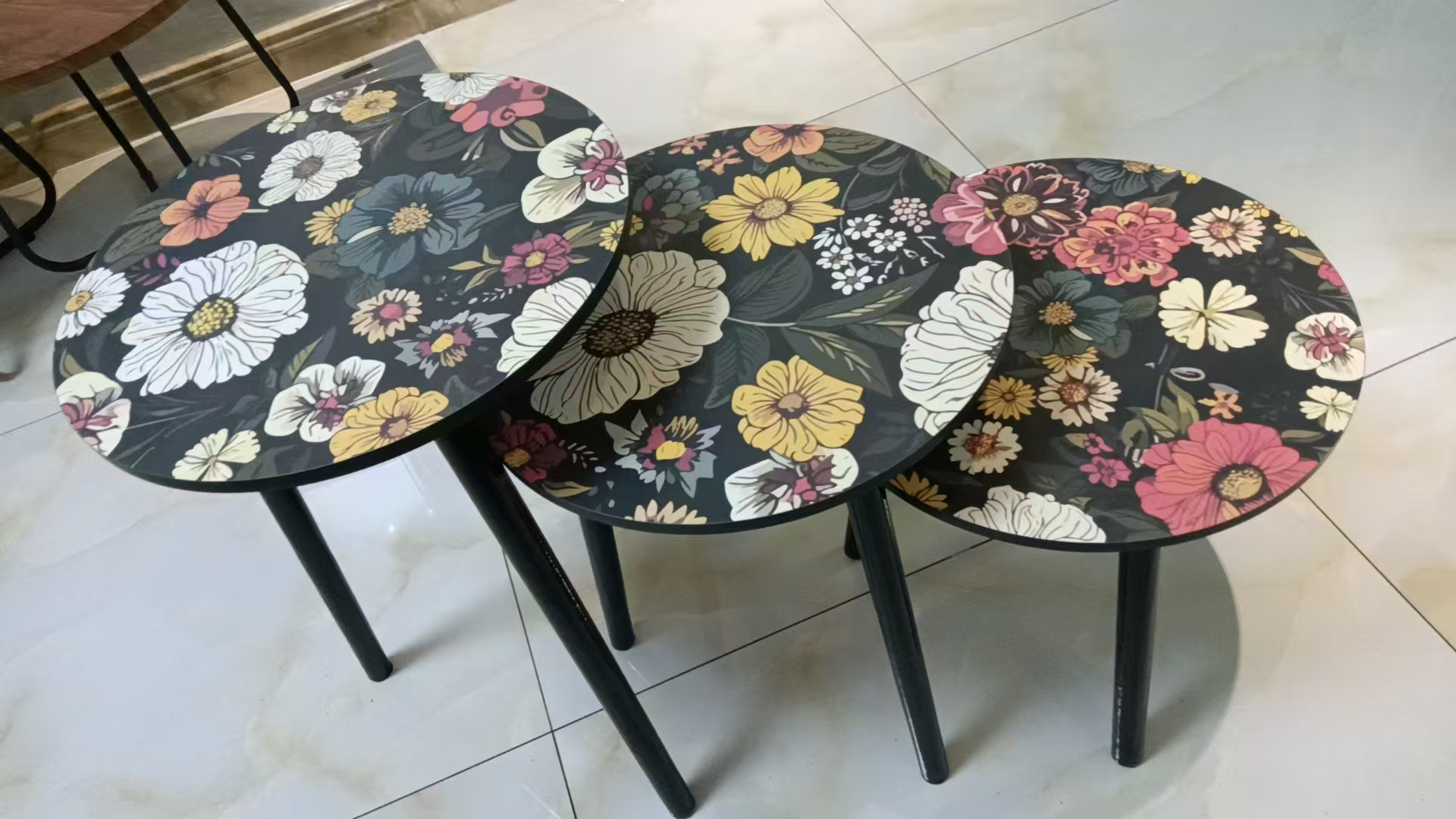 منضدة صغيرة على طاولة صغيرة على طاولة صغيرة على طاولة صغيرة بجانب طاولة صغيرة على طاولة خشبية صغيرة details Picture