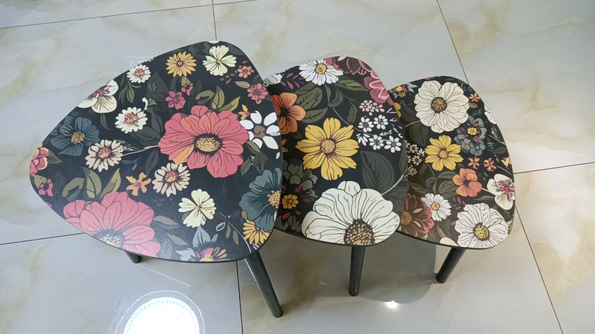 منضدة صغيرة على طاولة صغيرة على طاولة صغيرة على طاولة صغيرة بجانب طاولة صغيرة على طاولة خشبية صغيرة Specification image