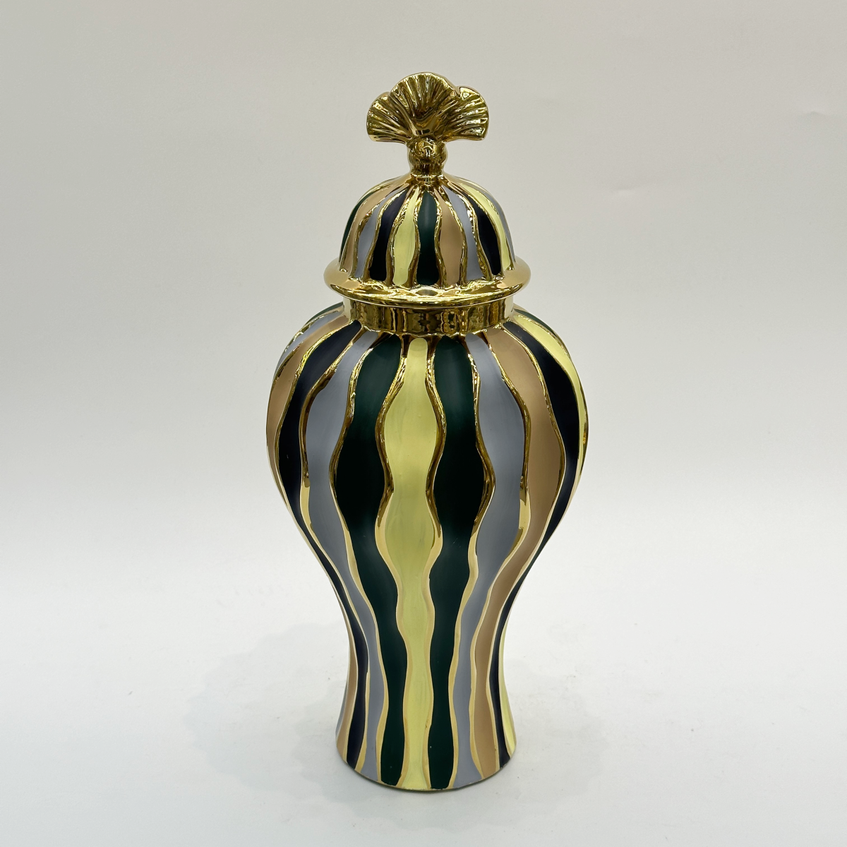 New high-end retro Chinese ceramic vase handicrafts, living room TV cabinet ornaments, dining room entrance table, dried fresh flower decorative ornaments, light luxury decorative ornaments, flower art, living room dining table ornaments, realistic flower arrangement, European style pottery Application Scenario