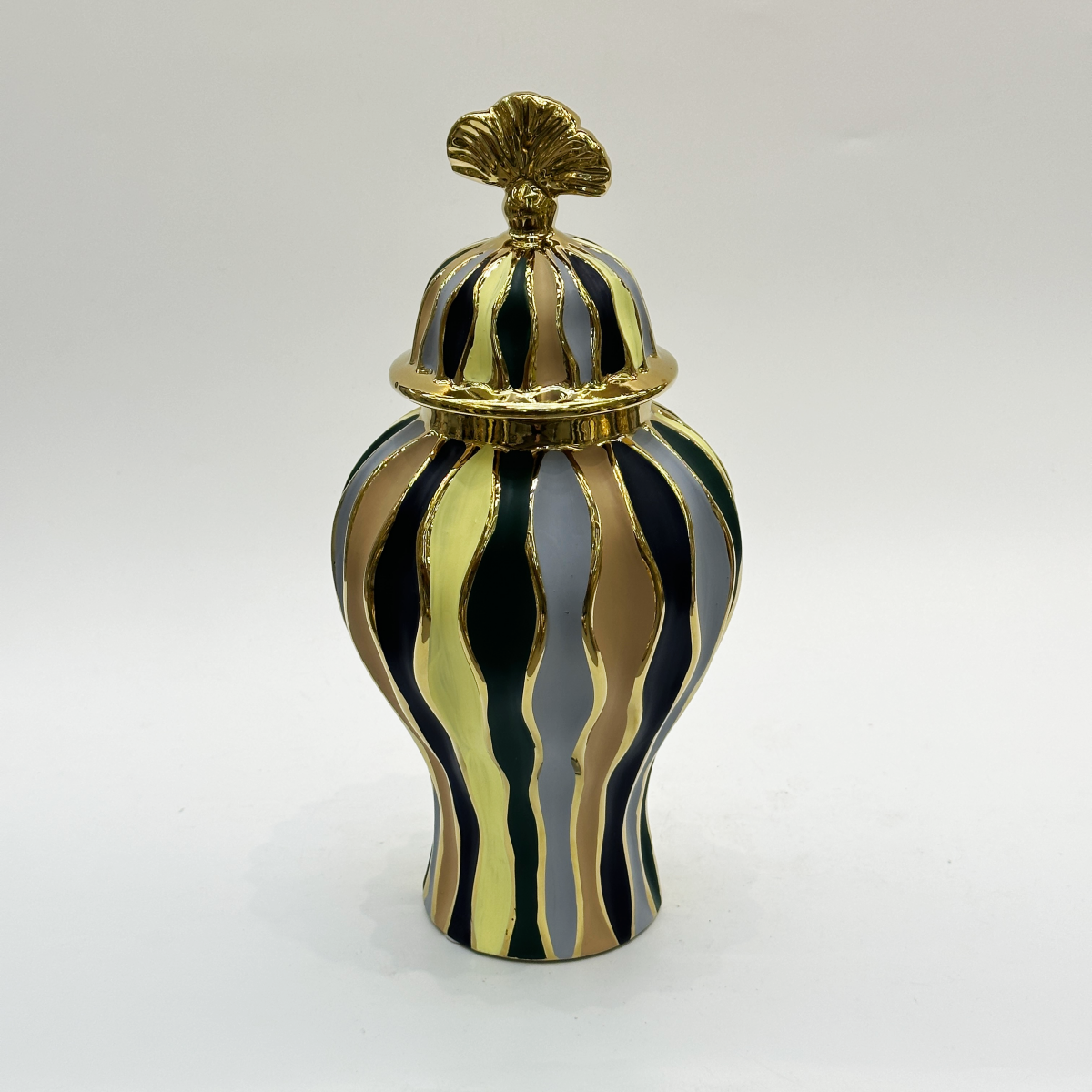 New high-end retro Chinese ceramic vase handicrafts, living room TV cabinet ornaments, dining room entrance table, dried fresh flower decorative ornaments, light luxury decorative ornaments, flower art, living room dining table ornaments, realistic flower arrangement, European style pottery Item Picture