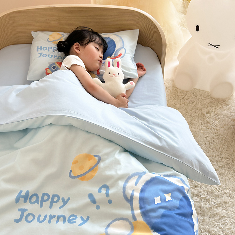 2025新款A类全棉40s数码印花原创大版卡通儿童幼儿园套件 幼儿园三件套白底实物图