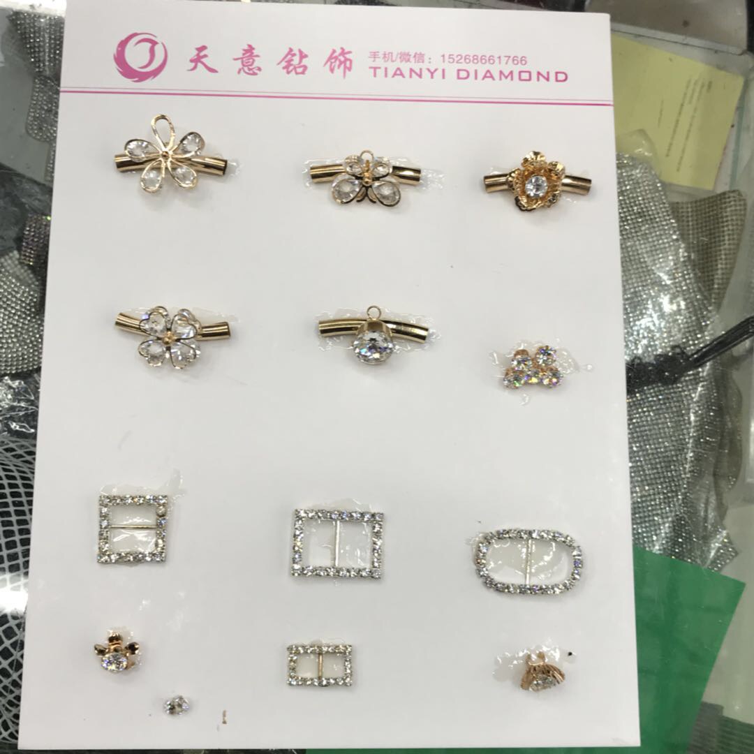 精美钻饰衣饰款式多样设计精美可用于装饰服装舞蹈衣配件