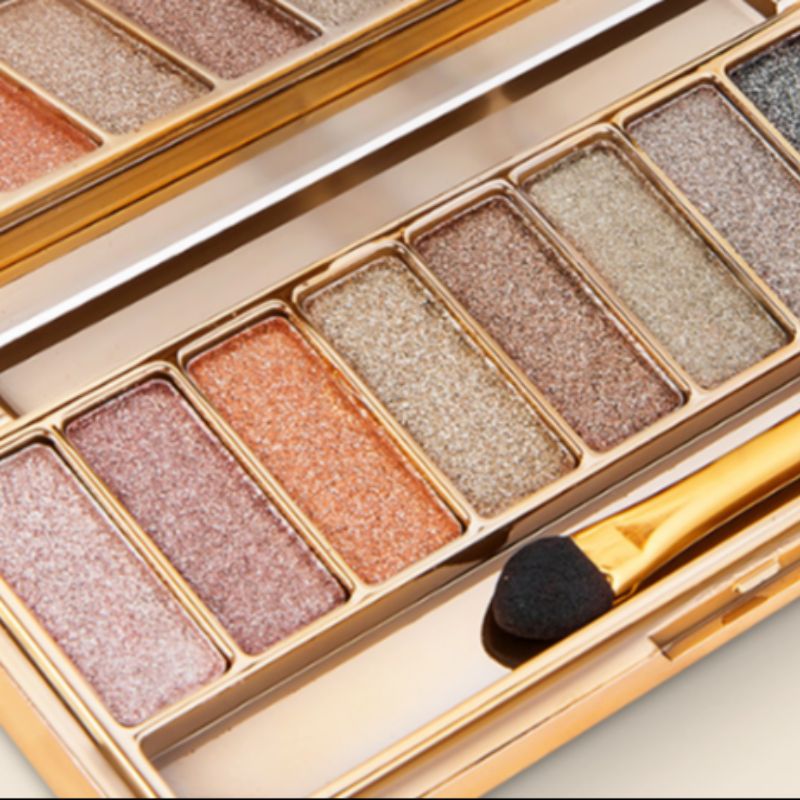 The eyeshadow palette is golden and dazzling, with diamonds that shine brightly and highlight the pearlescent luster all the way through. 01