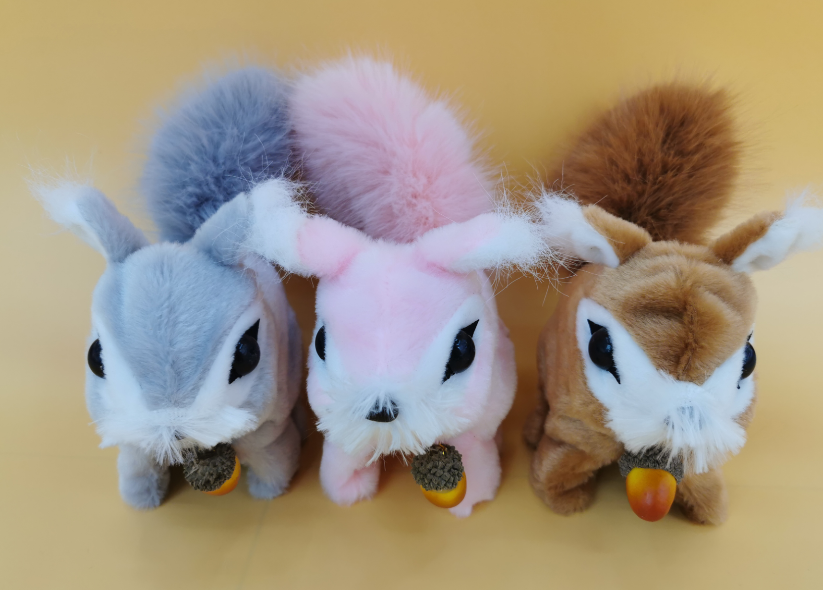 The cute and playful electric plush little squirrel can be affectionate and playful, chirping and jumping. It's super adorable
