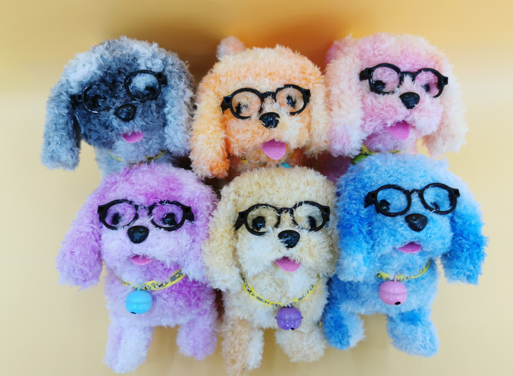 The electric plush tie-dyed teddy dog can be very cute, play with and sing along, which is extremely beautiful