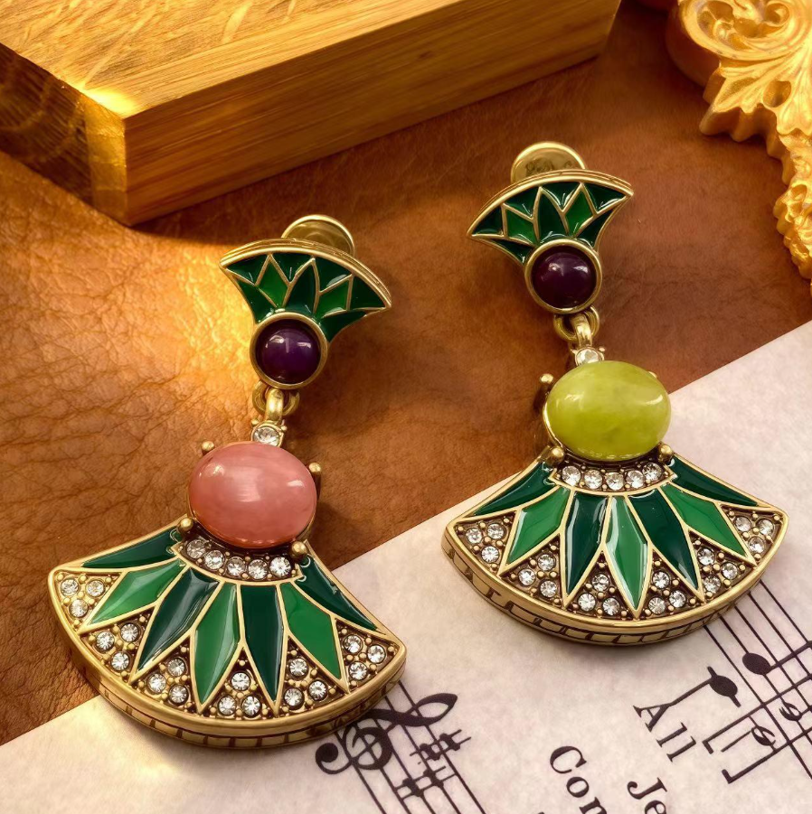 【SUGEBEINI】 Retro fan-shaped contrasting enamel earrings, women's fan-shaped colored gemstone earrings ZEH00065