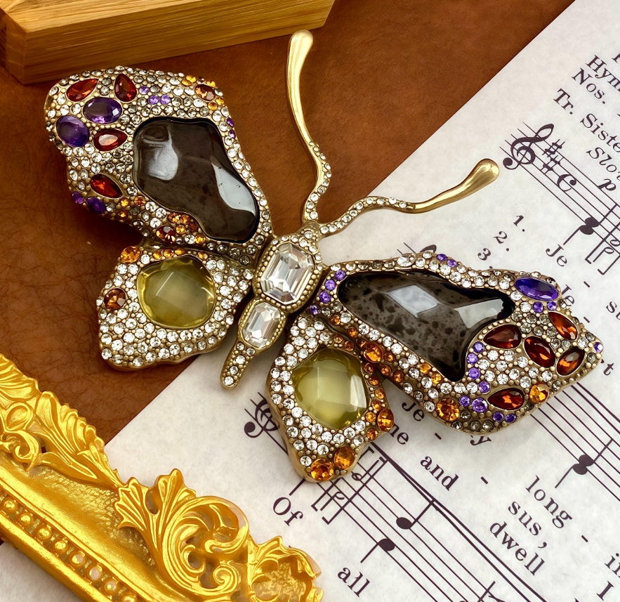 【SUGEBEINI】 Retro court style gemstone butterfly brooch, multi-color diamond jewelry, artistic brooch, light luxury, niche and high-end clothing accessories ZX00001