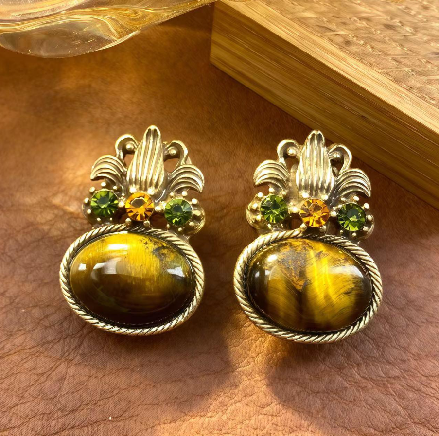 【SUGEBEINI】 Retro court style tiger's eye ear studs with a niche design sense oval tiger's eye ear studs ZEH00067