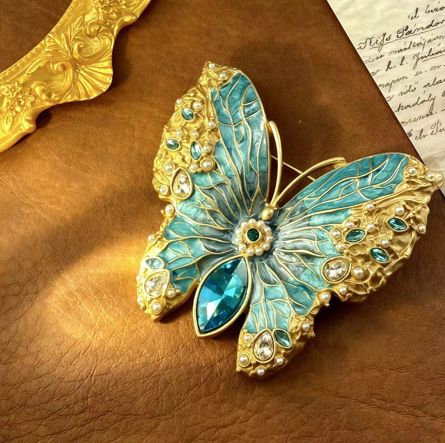 【SUGEBEINI】 Retro court-style butterfly brooch, Peacock blue Fa brooch, elegant coat pin accessory ZX00017