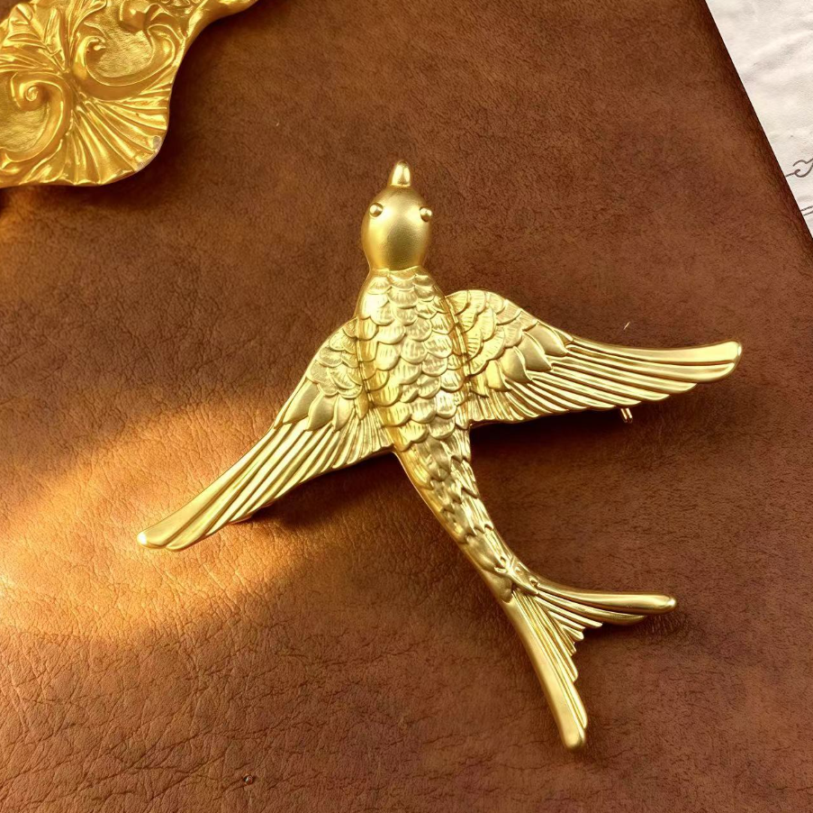 【SUGEBEINI】 Golden Flying Swallow Decorative Brooch, fashionable and elegant three-dimensional floating Flying Swallow brooch ZX00025