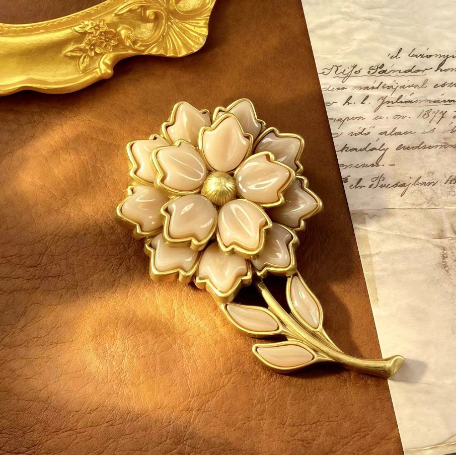 【SUGEBEINI】 Red peach Blossom brooch, a fashionable and unique accessory brooch, milk apricot color retro flower brooch ZX00022