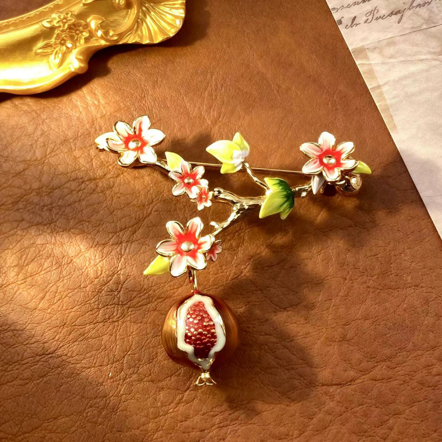【SUGEBEINI】珐琅花枝石榴胸针 粉嫩花枝 饱满石榴 中式氛围感拉满 ZX00016