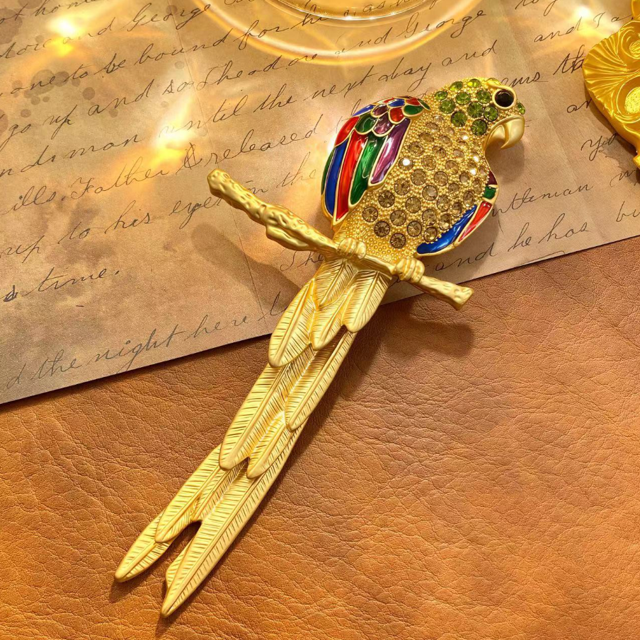 【SUGEBEINI】 Gilded glazed parrot brooch with contrasting color feather patterns, retro and bright strike ZX00064