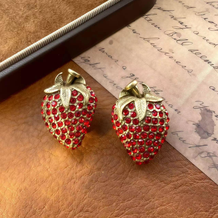 【SUGEBEINI】复古感红色草莓耳钉 甜美炫酷风 中古满钻草莓 ZEH00193