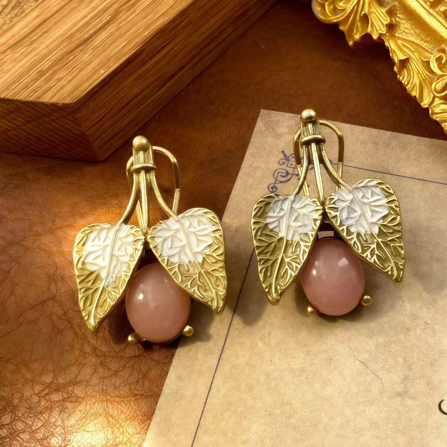 【SUGEBEINI】温柔系金叶粉珠浮雕耳环 法式复古鎏金叶片耳环ZEH00133