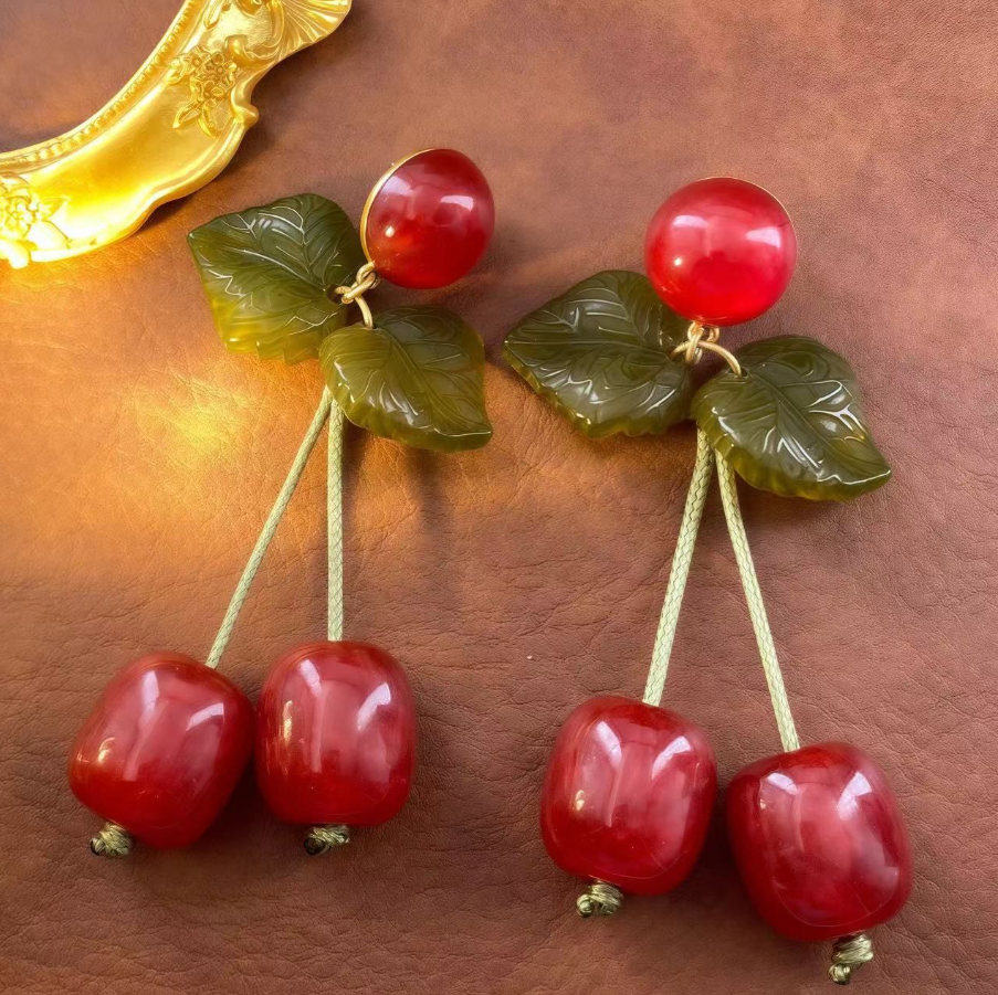 【SUGEBEINI】红樱桃造型复古耳坠 红绿撞色复古耳坠ZEH00226