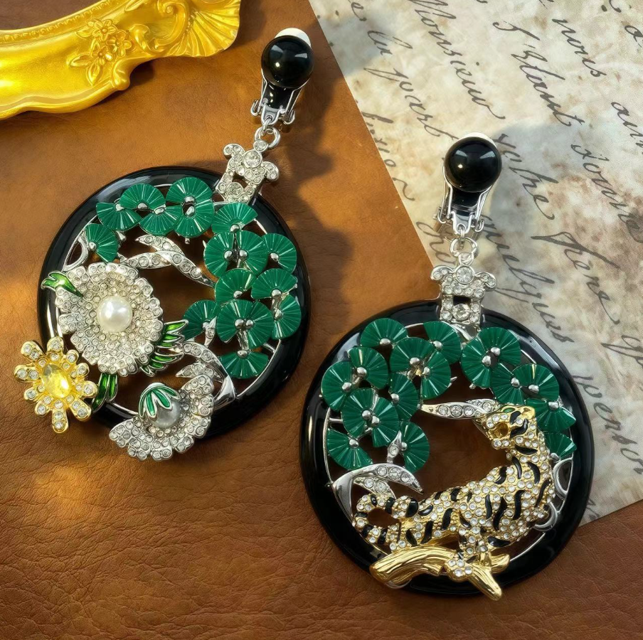 【SUGEBEINI】中古国风 松竹梅虎不对称耳坠 复古磨底翠松耳坠 ZEH00290