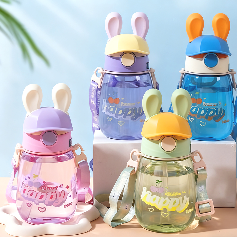 卡通兔耳斜挎吸管杯 儿童便携防漏水杯 高颜值tritan材质 可爱萌趣饮水杯详情2