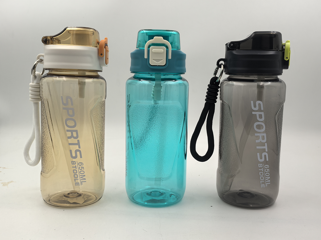 大容量运动水杯 便携挂绳弹盖水壶 多色健身户外耐摔塑料杯 男女通用 Sports 风格随手杯详情2