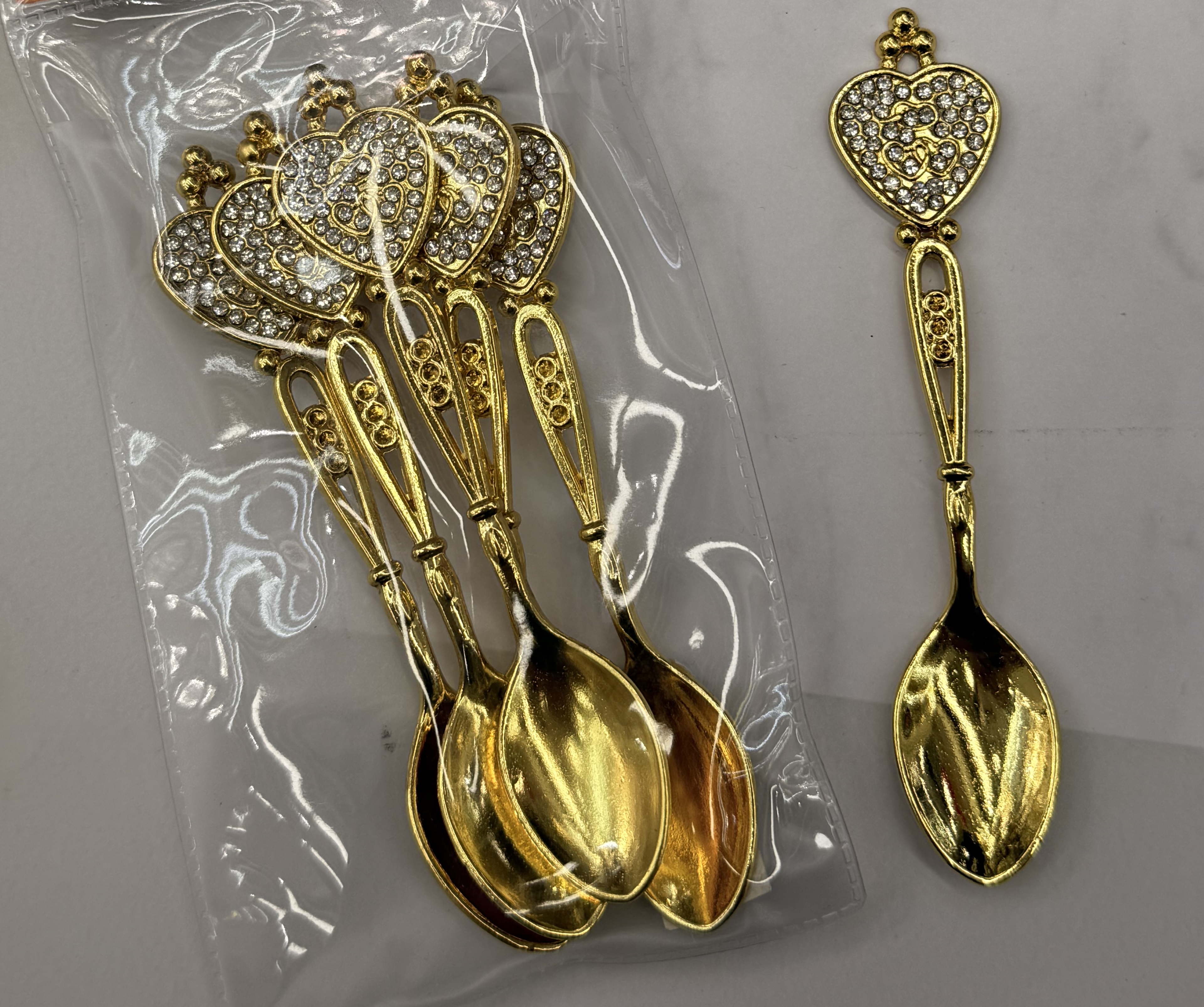 餐桌上不可缺少的餐具，掌心的弧度，精美带砖工艺品