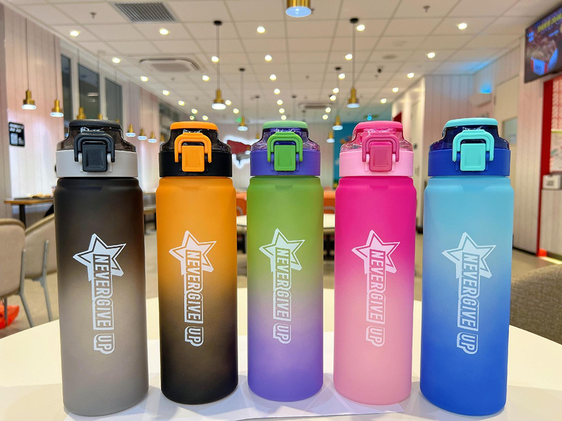 水杯 多色“Never Give Up”励志弹盖杯 男女健身户外大容量便携防漏随手杯 高颜值运动水壶详情2