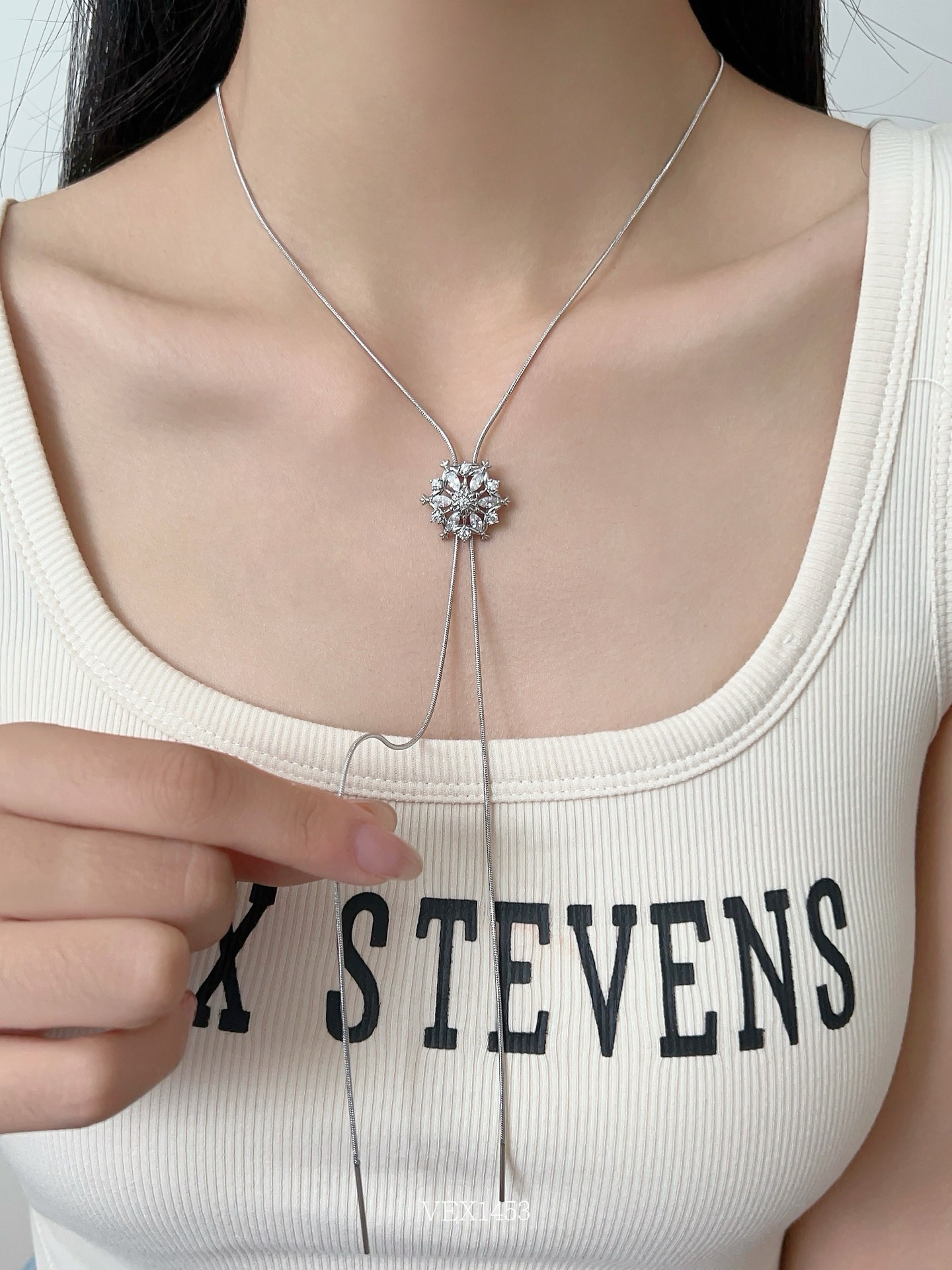 This light luxury full-diamond snowflake pull-out necklace features a niche design for women. It has an adjustable collarbone chain and exudes a high-end and elegant charm