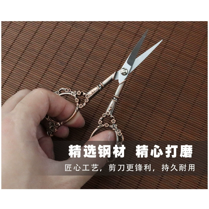 跨境新款欧式复古梅花剪家用不锈钢小剪刀十字绣线头绣花剪窗花剪金凤凰复古造型国潮合金剪不锈钢家用剪十字绣花刺绣线头手工剪刀白底实物图