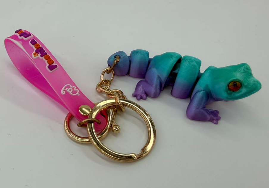 3D printed keychain bag pendant, gecko joint movable student backpack accessory pic 3