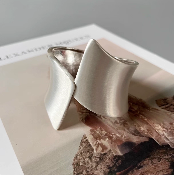 New retro matte texture irregular interlaced bracelet, unique and niche wide edge work bracelet, fashionable jewelry for women Specification image