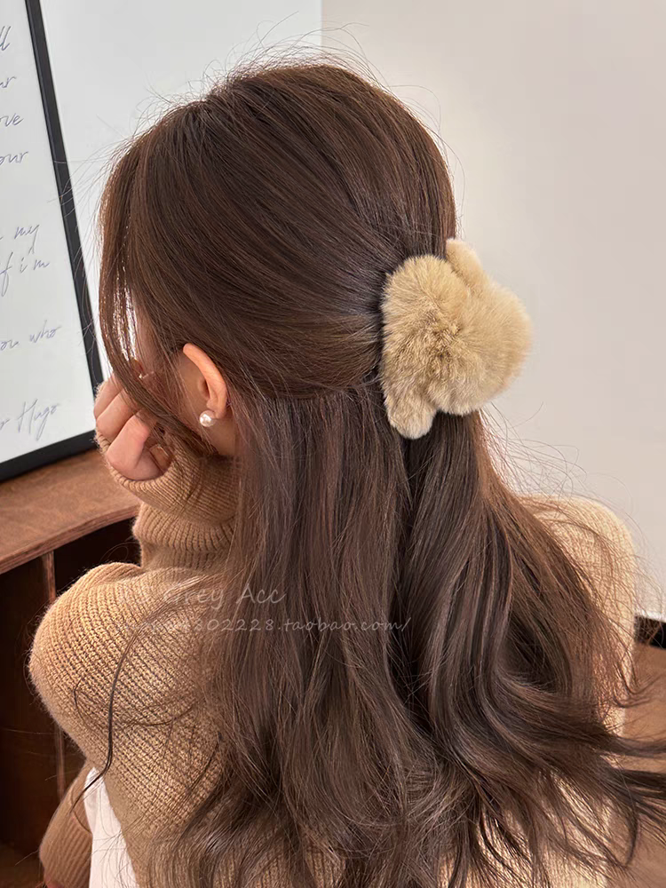 精致小巧~獭兔毛网红发夹女秋冬后脑勺盘发点缀抓夹高级感鲨鱼夹