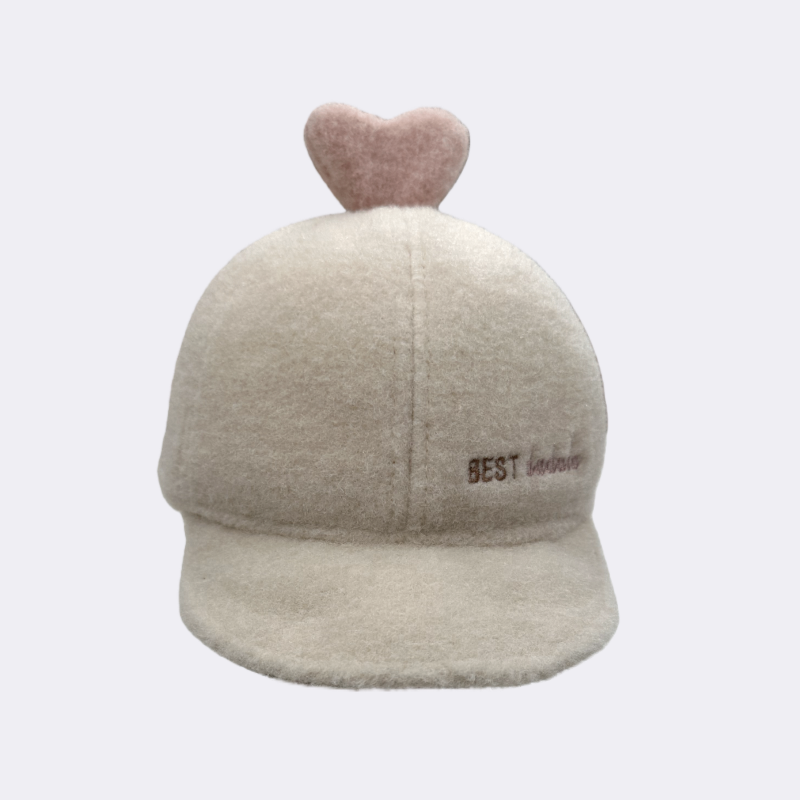 The small heart-shaped embroidered baseball cap with a soft brim is suitable for children aged 1 to 2 full figure