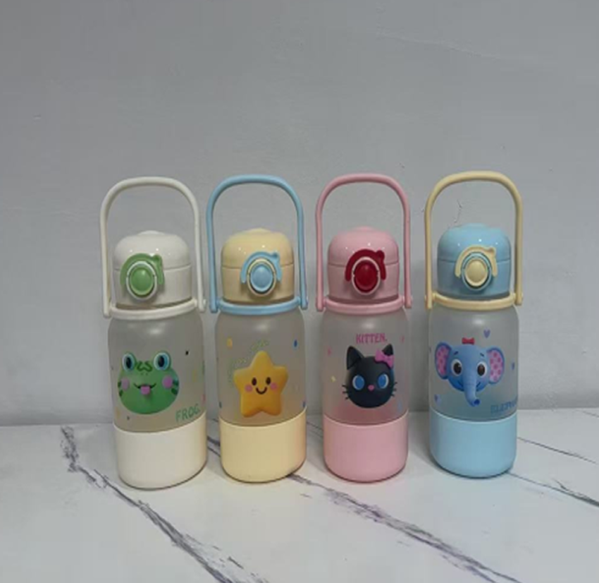 卡通动物儿童吸管水杯 便携提手防漏水壶 宝宝可爱萌趣幼儿园喝水杯详情2