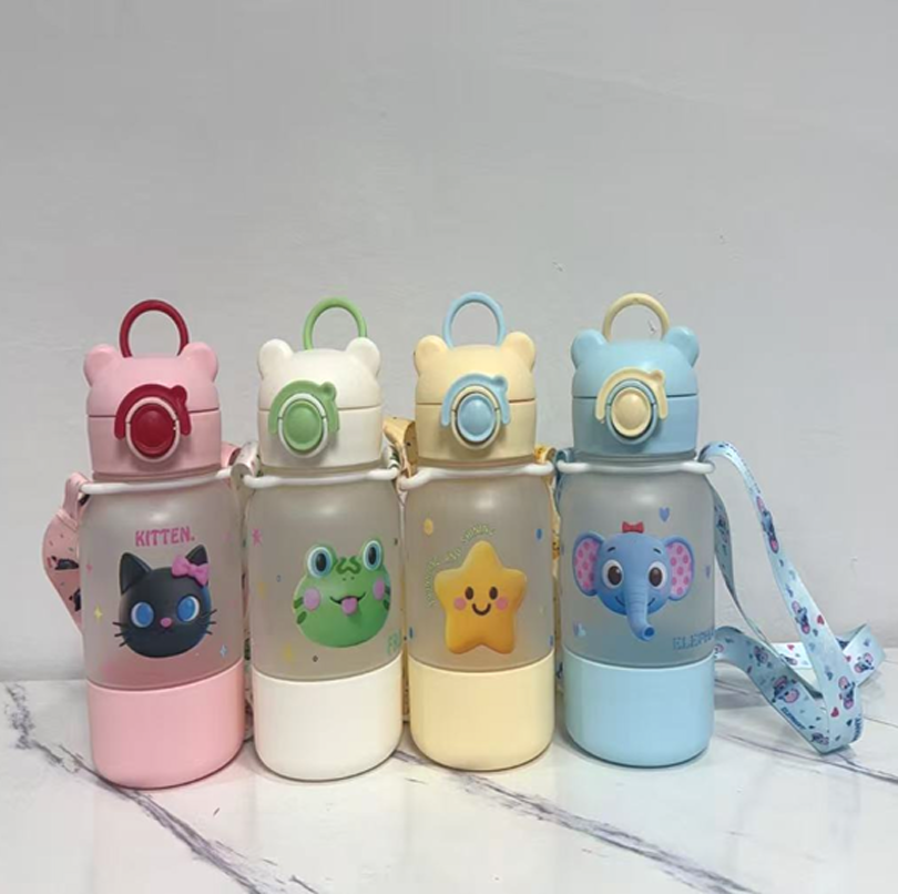 卡通动物带背带儿童吸管水杯 萌趣便携防漏水壶 宝宝幼儿园可爱喝水杯详情2